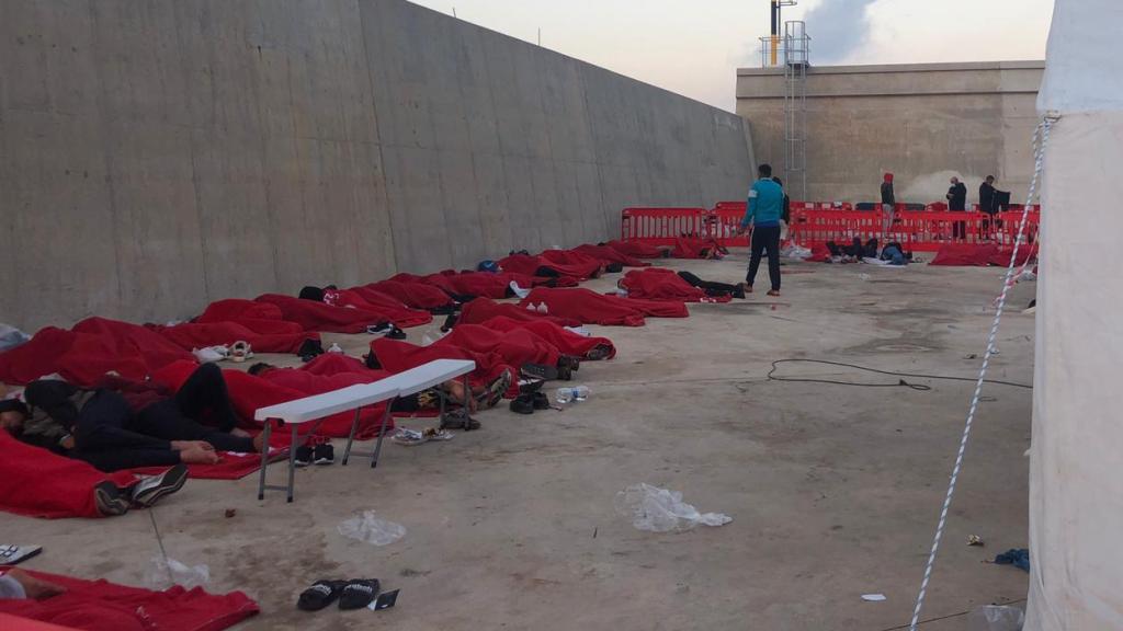 Decenas de inmigrantes argelinos durmiendo en el suelo porque el campamento del puerto de Escombreras no tenía camas.