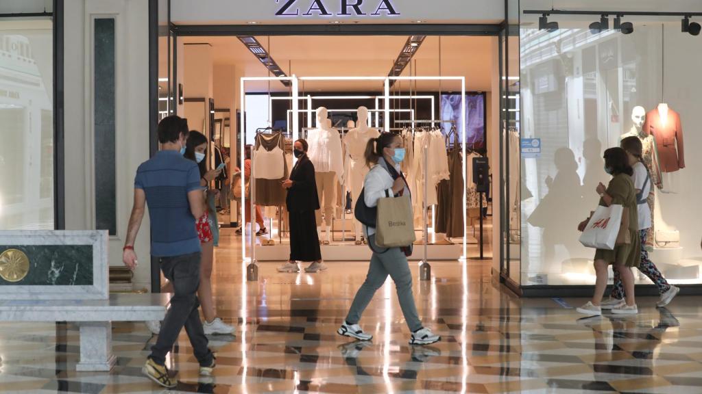 Inditex cerrará sus tiendas en los aeropuertos de Madrid y Barcelona