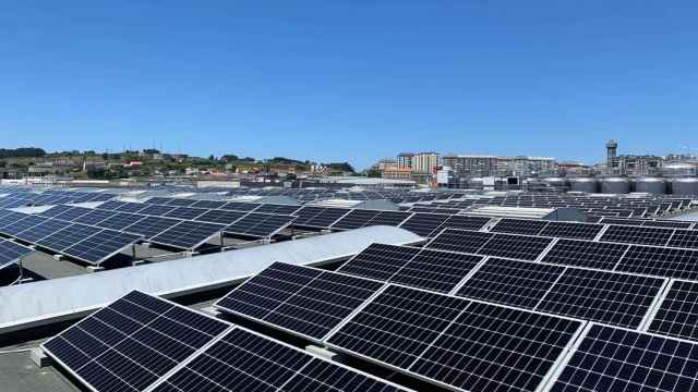 La planta fotovoltaica cuenta con una potencia de 415,4 kWp y ocupa una superficie total de 8.000 metros cuadrados.
