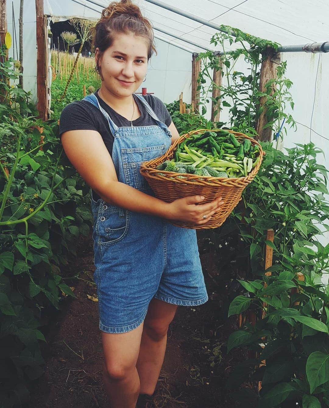 Andreea Birsanu con varios productos de su huerta.