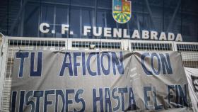 Pancarta en la puerta de acceso al Estadio Fernando Torres de Fuenlabrada.