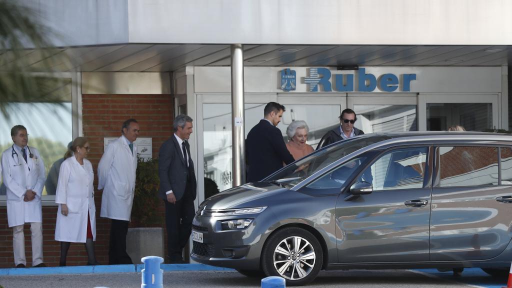 La infanta Pilar de Borbón, abandonando el Ruber Internacional en febrero de 2019. La doctora Cuesta, a la izquierda, la despide.