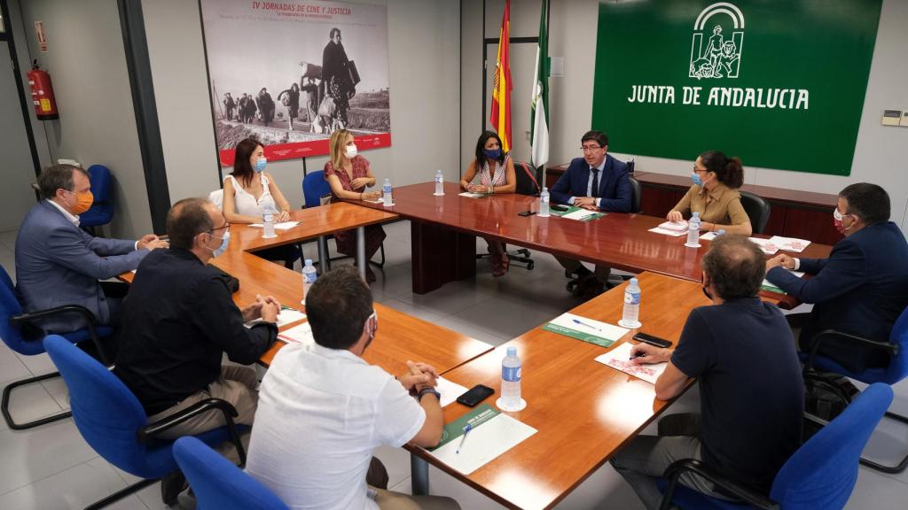 El presidente de la Junta de Andalucía, Juan Marín, se reúne con miembros de la Cruz Roja en Almería.