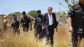 BHL rodeado de fuerzas de seguridad.