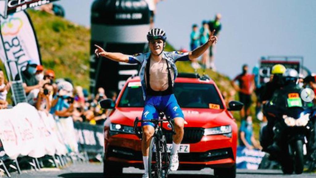 Remco Evenepoel ganando la etapa del Picón Blanco en la Vuelta a Burgos