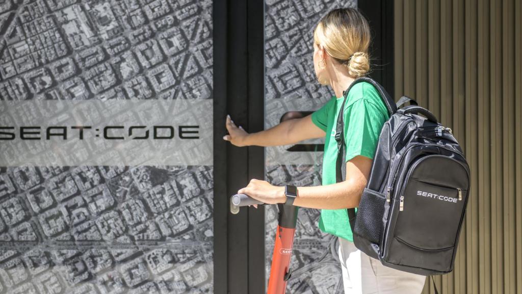 Un empleado entrando en Seat:Code.