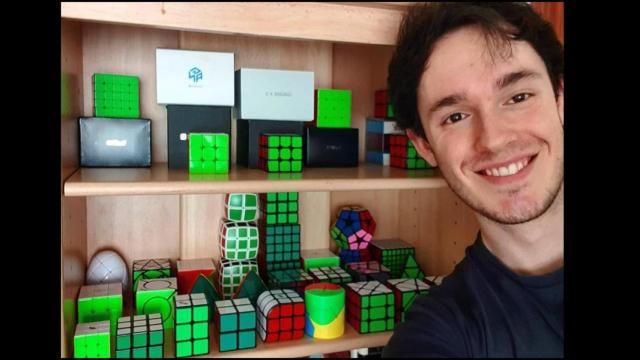 Diego Lago Mendoza con varios de los cubos de rubik que posee.