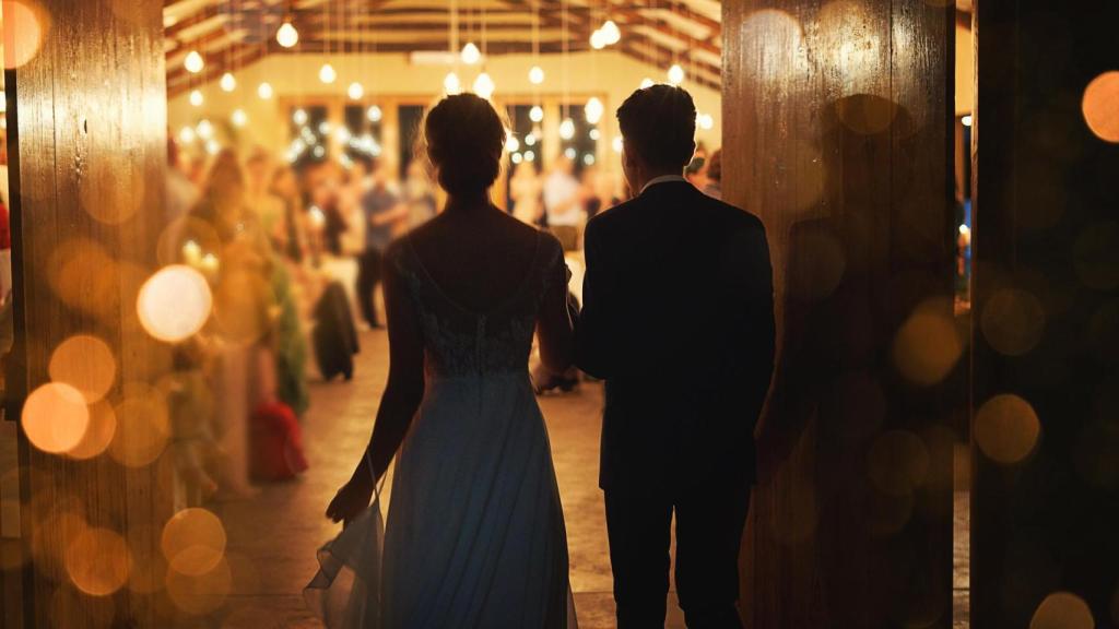 Escuela de novias amarillas: La reinvención de una agencia coruñesa en tiempos de pandemia