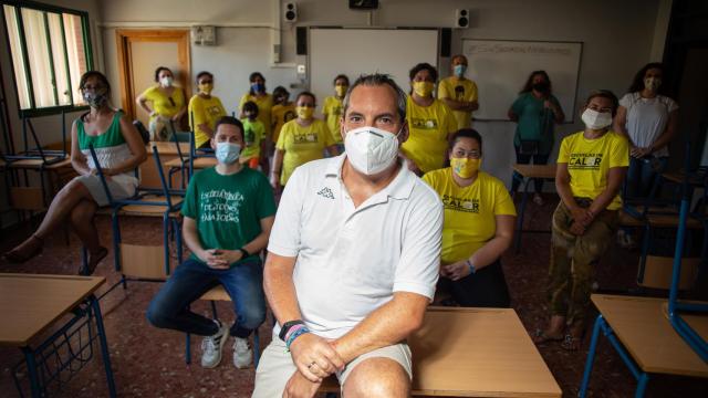 El director de un centro educativo sevillano junto a madres y padres de la plataforma 'Escuela de Calor'.