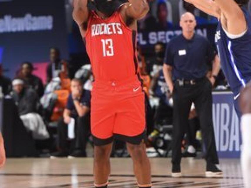 James Harden lanzando a canasta