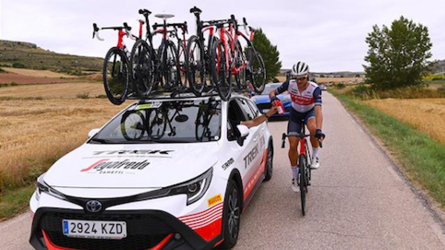 Coche del equipo Trek-Segafredo atendiendo al ciclista Edward Theuns