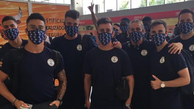 Los jugadores del CD Marino en el aeropuerto