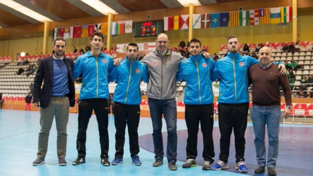 Hombrados junto a los árbitros de la Federación Madrileña de Balonmano