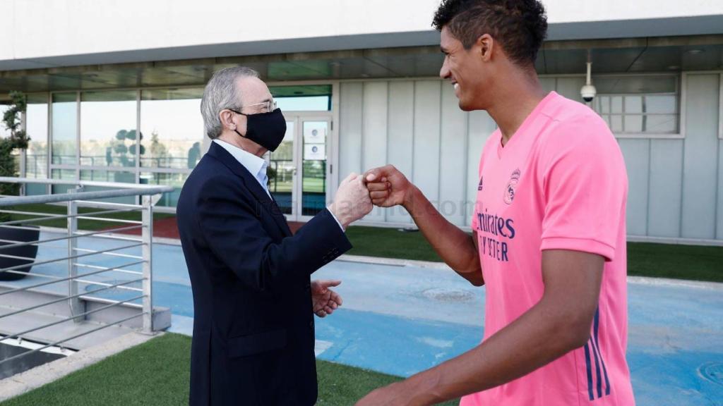 El saludo entre Florentino Pérez y Raphael Varane