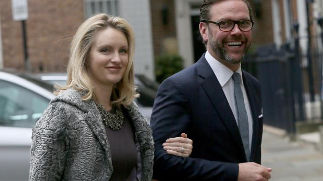 James Murdoch, hijo de Rupert Murdoch, junto a su esposa Kathryn Hufschmid, llegando a la boda de su padre.