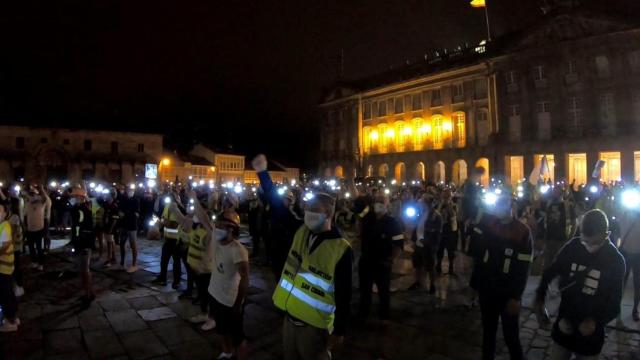 Trabajadores de Alcoa durante una protesta nocturna en la plaza del Obradoiro de Santiago