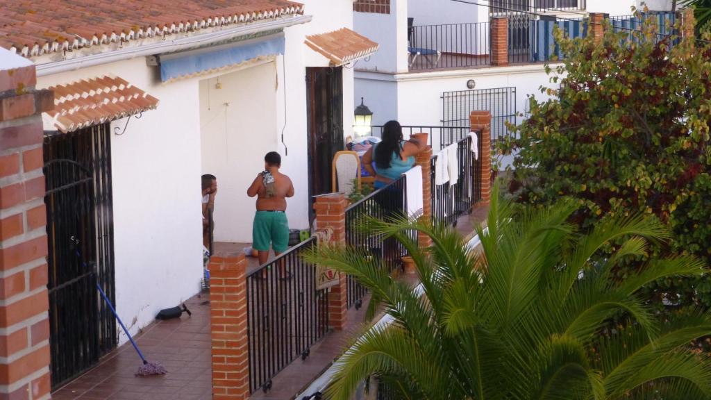 Los okupas en la terraza.