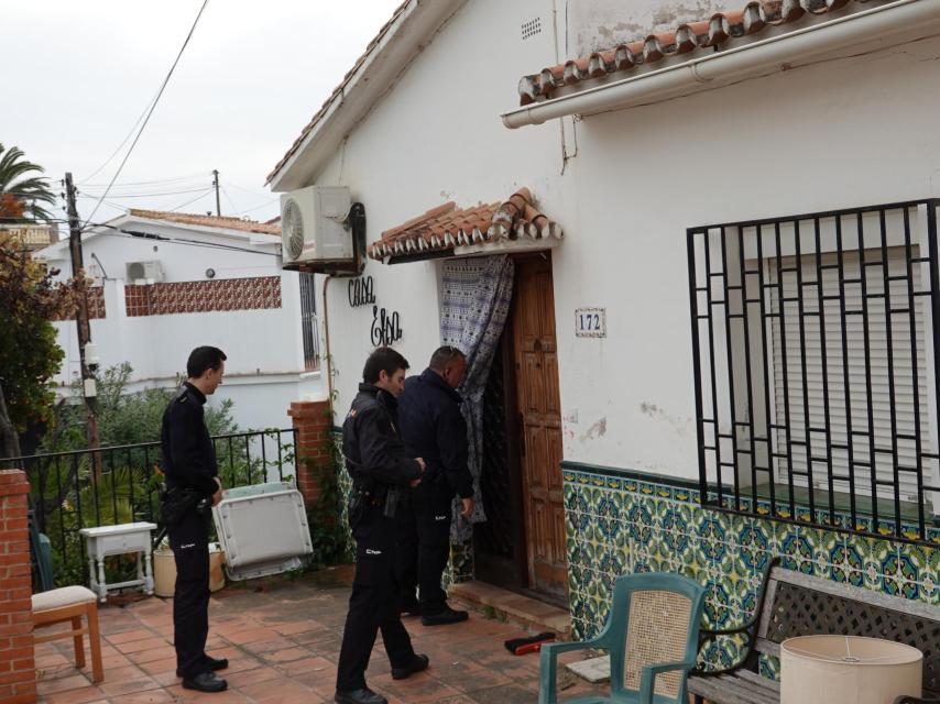 La policía yendo a la casa okupada.