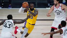 LeBron James ante Marc Gasol y Pascal Siakam, en el Toronto Raptors - Los Angeles Lakers