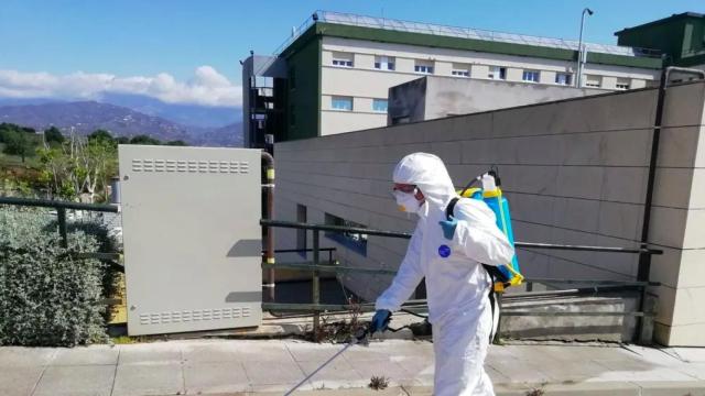 Un bombero desinfecta un edificio público.