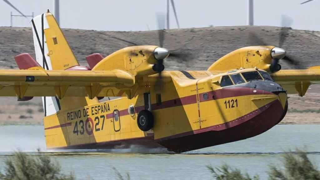 CL-215/415 cargando agua