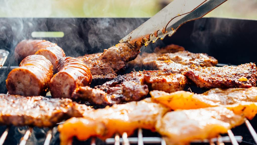 Una imagen de una barbacoa de carne.