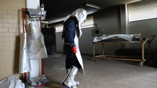 Un trabajador de un crematorio, en Ciudad de México.