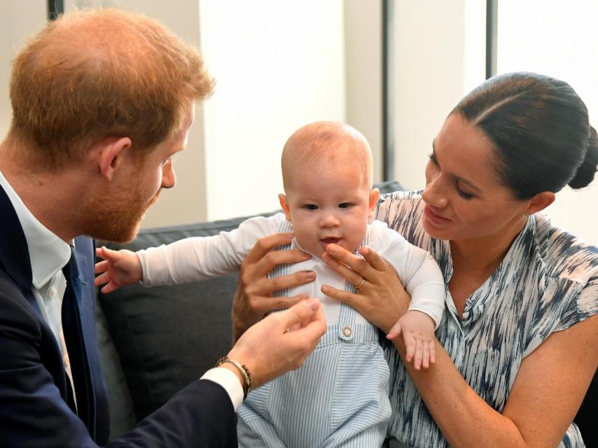 Meghan Markle y el príncipe Harry con Archie, en Sudáfrica.