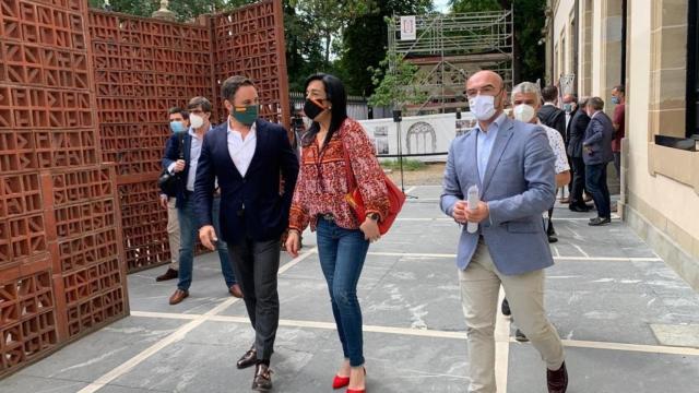 Amaia Martínez, diputada de Vox en el Parlamento vasco, junto a Santiago Abascal.