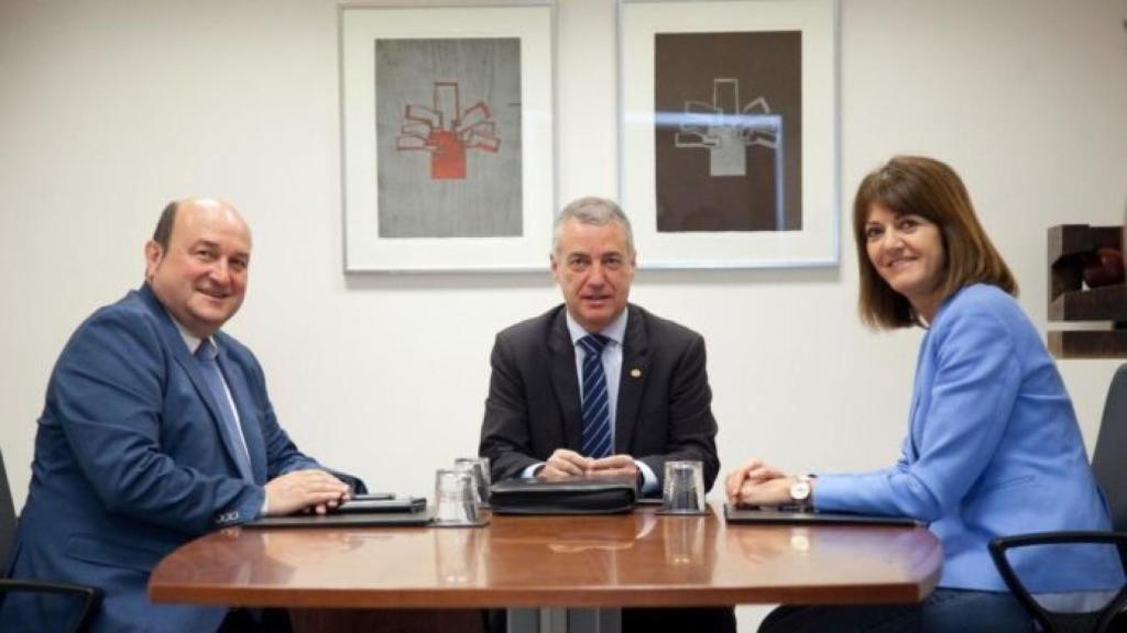 Andoni Ortuzar, Iñigo Urkullu e Idoia Mendia, en una reunión del anterior Ejecutivo.