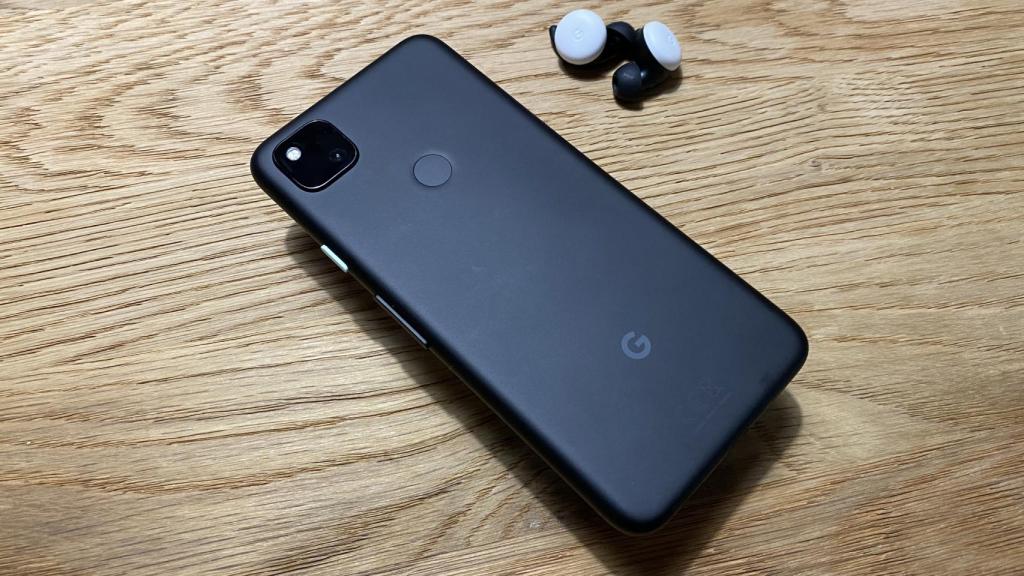 Google Pixel 4a junto a los Pixel Buds.