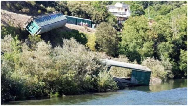 Los vagones descarrilados en el río Sil.