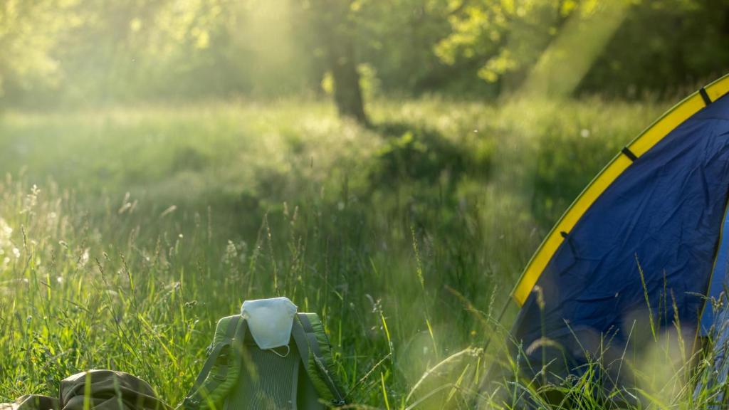 La Policía acude a una fiesta en un camping de Santiago sin distancia ni mascarillas