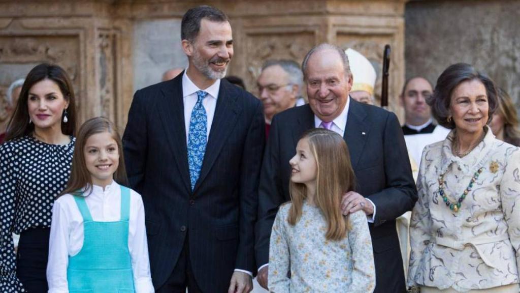 La Familia Real a las puertas de la catedral de Palma de Mallorca en abril de 2018.