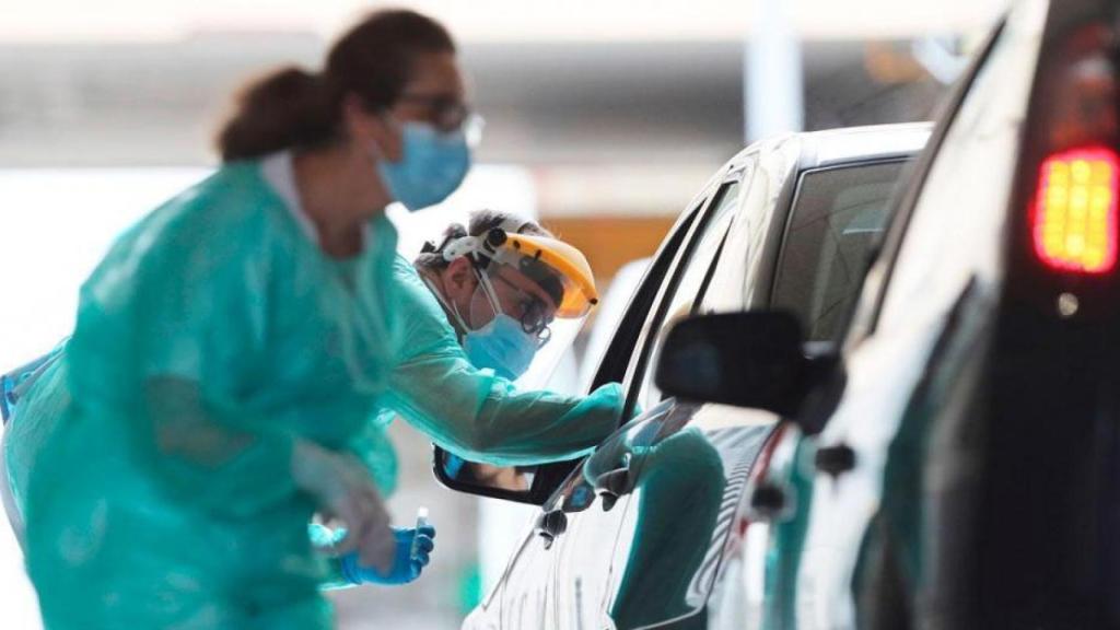 Dos sanitarias haciendo test del Covid en Cataluña.