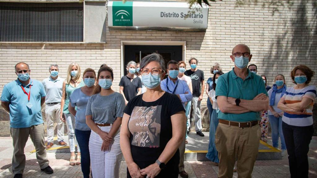 Silvia Calzón (a la derecha y en segunda fila) entre los profesionales del servicio de Epidemiología del distrito sanitario de Sevilla.