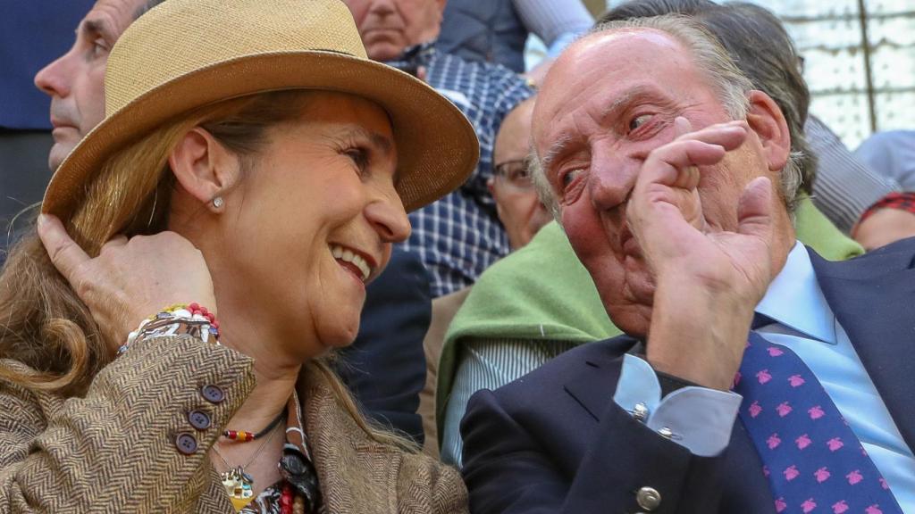 La Infanta Elena y Juan Carlos I, durante una feria taurina en Illescas.