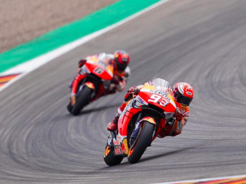 Marc Márquez y Stefan Bradl toman una curva