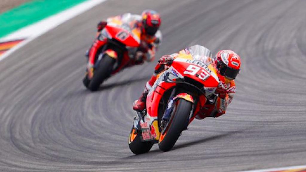 Marc Márquez y Stefan Bradl toman una curva