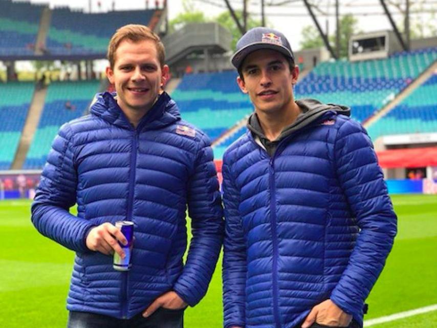 Stefan Bradl y Marc Márquez en un campo de fútbol