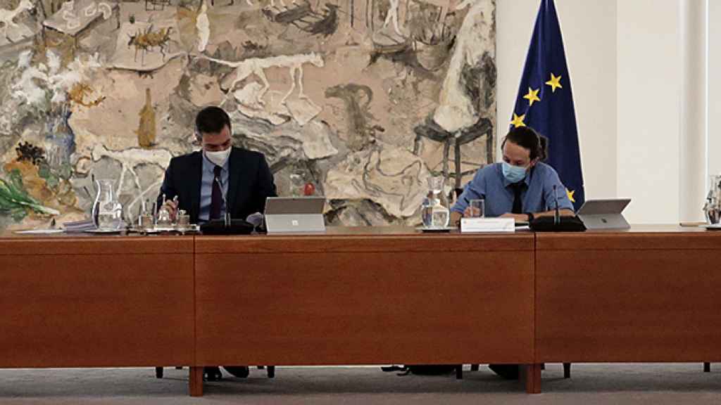 Pedro Sánchez y sus vicepresidentes en el Consejo de MInistros.