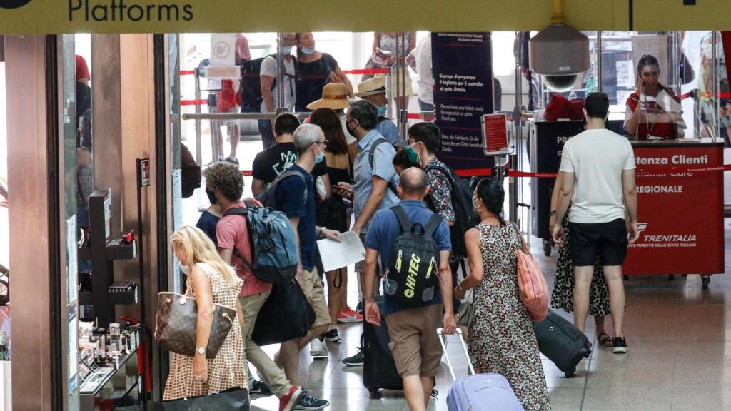 Pasajeros en la estación Termini de Roma el pasado sábado.