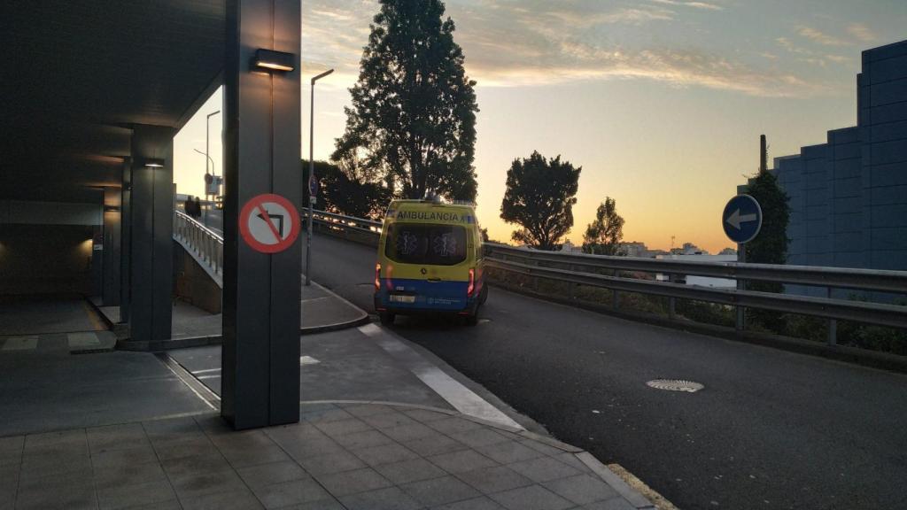 Una ambulancia abandonando el CHUAC.