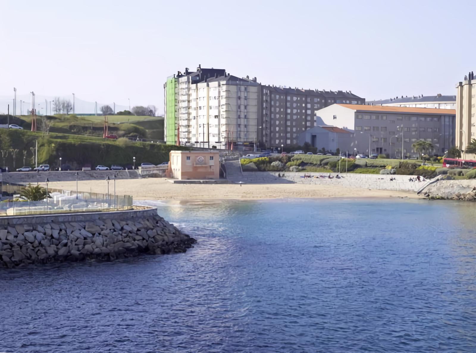 Vista parcial de Adormideras, con la playa de San Amaro en el centro (Turismo de Galicia)