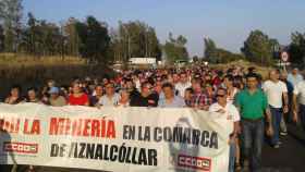 Vecinos de Aznalcóllar en una manifestación para pedir la reapertura de la mina en una imagen de archivo.
