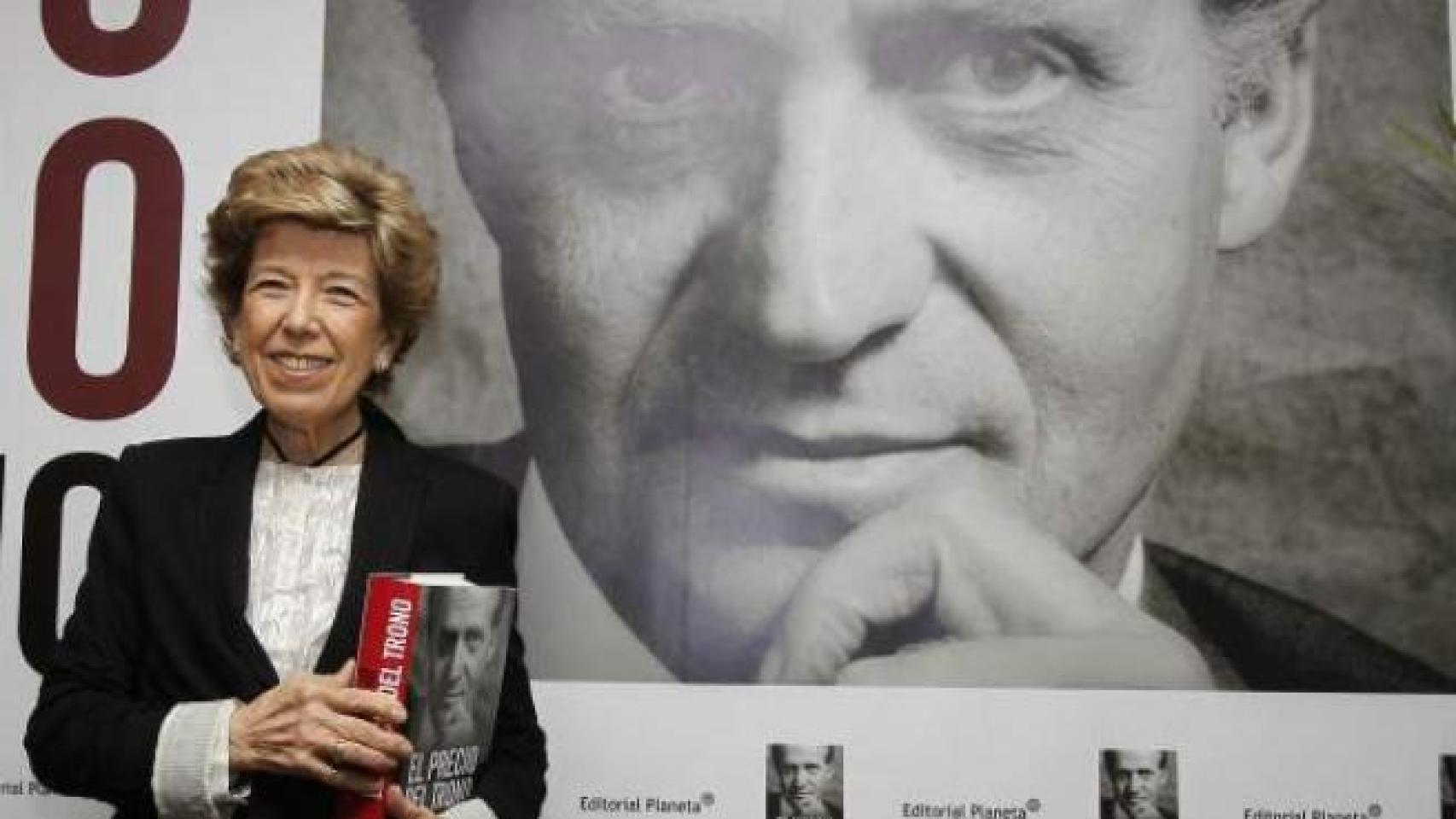 La periodista Pilar Urbano junto a su libro 'El precio del trono'