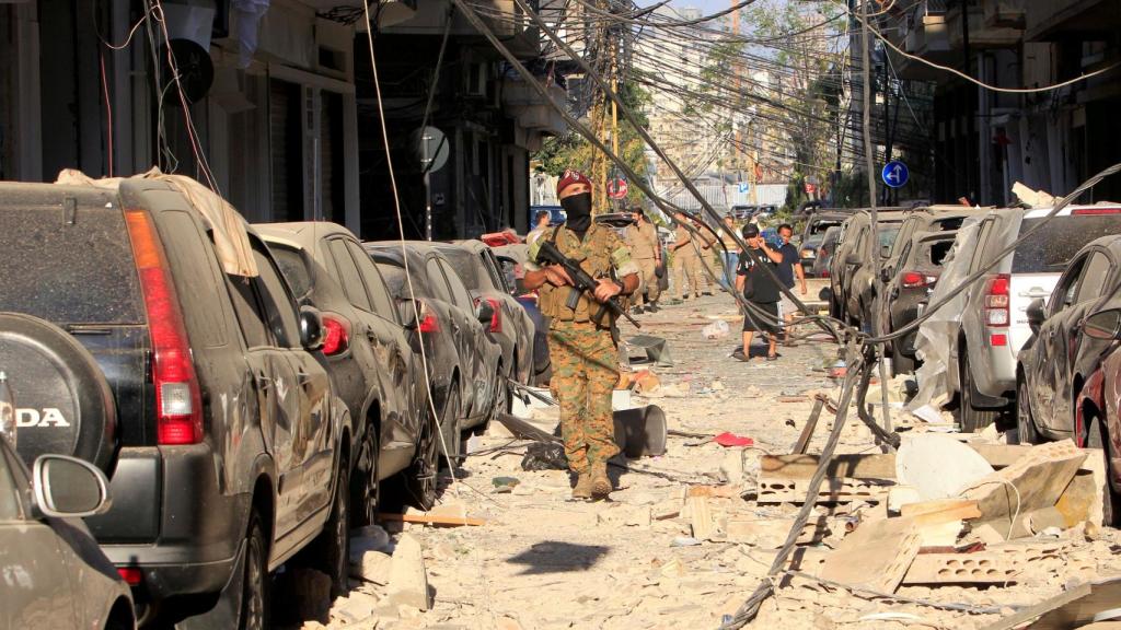 Un miembro de las fuerzas de seguridad patrulla las calles del área portuaria de Beirut tras la explosión.