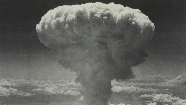 El hongo nuclear de la bomba que destruyó Nagasaki el 9 de agosto de 1945. Foto tomada por el teniente Charles Levy.