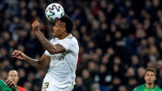 Éder Militao despeja un balón de cabeza durante un partido de esta temporada