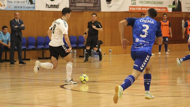 Jorge Lázaro, a la izquierda, conduciendo el balón (LNFS)